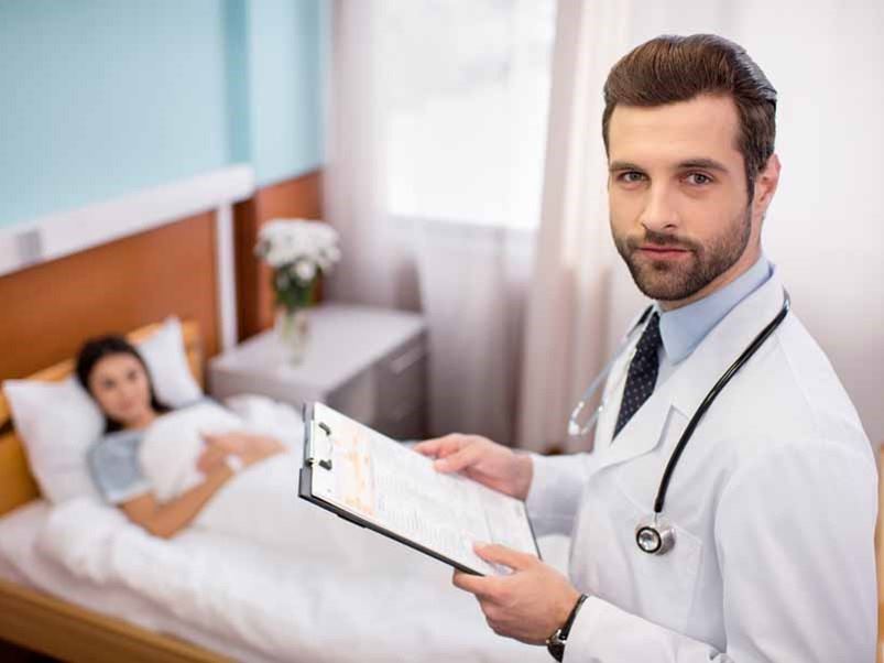 medico_cama_domicilio_paciente_atencion_enfermo