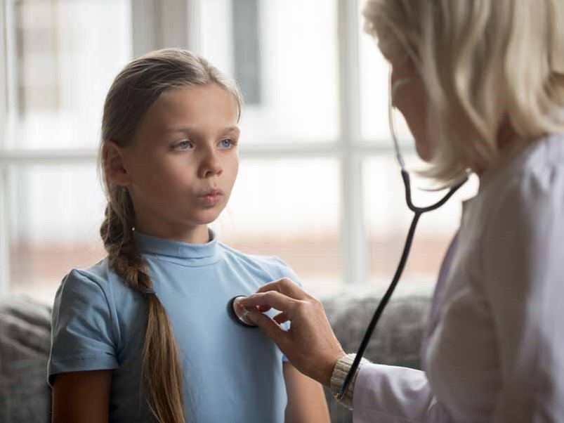 medico_niña_salud_revision_atencion_paciente